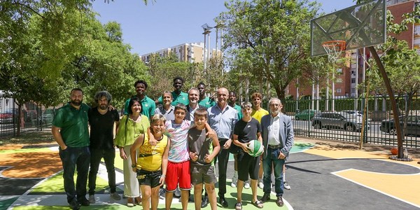 Sevilla configura una red de instalaciones deportivas en espacios públicos de barrios vulnerables para fomentar la integración social a través del ejercicio deporte tras la colaboración de Ayuntamiento, Coosur Real Betis y CaixaBank