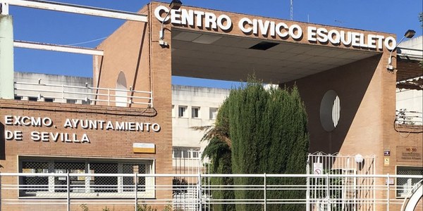 El Ayuntamiento adjudica las obras de mejora del Centro Cívico El Esqueleto del Polígono Sur, que cuentan con 212.000 euros de presupuesto para un nuevo patio, un escenario mayor y más zonas de sombra, árboles y áreas para ampliar las actividades artísticas