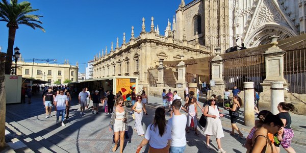 El Ayuntamiento impulsa la XIV Feria de la Artesanía Hecho en Sevilla con 34 creadores locales que presentan sus trabajos en Catedral y Archivo de Indias