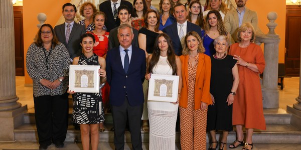 El alcalde homenajea en el Ayuntamiento a María Villanueva y Gala Barrera, las notas más altas de la selectividad en Sevilla