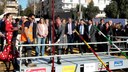 Comienza la instalación de la portada de la Feria de Abril, que tendrá más de 28 000 bombillas y que por primera vez se instala tras el periodo navideño