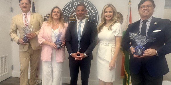 El alcalde de Miami, Francis Suárez, recibe a la delegada de Turismo y Cultura, Angie Moreno