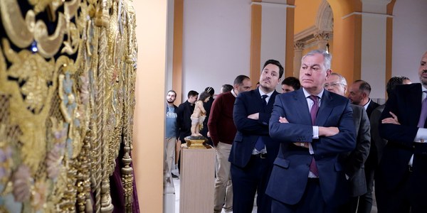 El alcalde inaugura en el Ayuntamiento la exposición colectiva por los 30 años de la Hermandad de los Dolores de Torreblanca