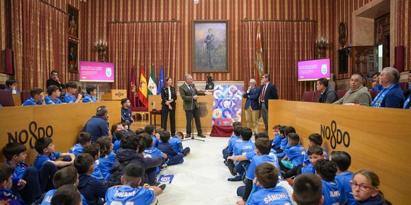 El alcalde, José Luis Sanz, recibe al Unión Deportiva Bellavista para conmemorar el 50 aniversario de este club de fútbol