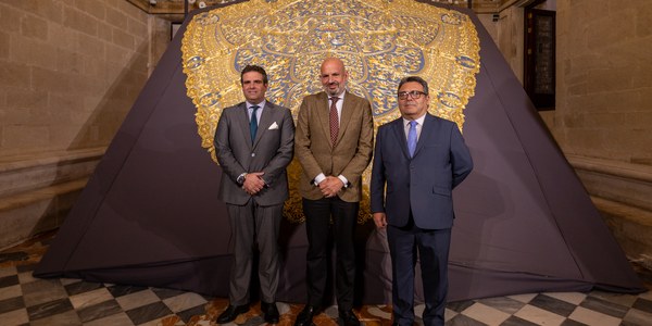 La Casa Consistorial acoge la presentación del nuevo manto de la Virgen de Consolación de Nervión