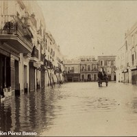 31. Y Triana también. Calle San Jorge durante la inundación del 8 de febrero de 1912. ©Colección Pérez Basso
