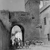 Arco de San Miguel y calle Ancha. Niños montados en burros con angarillas. 1950-1960. ©ICAS-SAHP, Fototeca Municipal de Sevilla, colección Francisco Herrera Miranda 