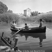 Niños en barca junto al molino en el río Guadaíra. 1968. ©ICAS-SAHP, Fototeca Municipal de Sevilla, fondo Manuel de Arcos