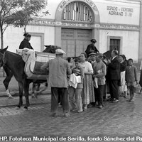 Panaderos de Alcalá de Guadaíra vendiendo el género en Sevilla protegidos por la Guardia Civil durante la huelga de varios gremios afectos a la Unión Local de Sindicatos (ULS). 16 de noviembre de 1932. ©ICAS-SAHP, Fototeca Municipal de Sevilla, fondo Sánchez del Pando