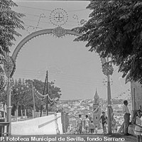 Fiestas de la Virgen del Águila. Cuesta de Santa María adornada para la feria. 1960 ca. ©ICAS-SAHP, Fototeca Municipal de Sevilla, fondo Serrano