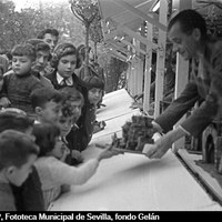 Casetas para la venta de productos navideños para el Belén en la Plaza Nueva ©ICAS-SAHP, Fototeca Municipal de Sevilla, fondo Gelán 