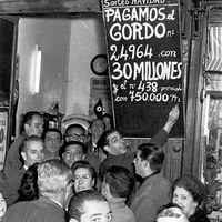 Sorteo de Navidad. Administración de Loterías nº 16 de la calle Sagasta.  Pago del Premio Gordo  ©ICAS-SAHP, Fototeca Municipal de Sevilla, fondo Cubiles 