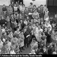 Reportaje a los agraciados con el Segundo premio de la Lotería Nacional. Dueños y clientela de la tienda de comestibles Casa Eusebio y en un droguería de la calle Carlos Cepeda. 21 de diciembre de 1963 ©ICAS-SAHP, Fototeca Municipal de Sevilla, fondo Serafín