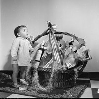 La cesta de Navidad. 1956 ©ICAS-SAHP, Fototeca Municipal de Sevilla, fondo Manuel de Arcos 