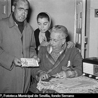 Agraciado con el Premio Gordo de la Lotería de Navidad con un décimo comprado en la  administración de Loterías n. 6 de la calle Tetuán. 1956 ©ICAS-SAHP, Fototeca Municipal de Sevilla, fondo Serrano 