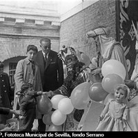 Visita de los Reyes Magos a la Hermandad del Rocío del Salvador. Reparto de juguetes y donativos en el Patio de los Naranjos de la iglesia colegial. 1956 ©ICAS-SAHP, Fototeca Municipal de Sevilla, fondo Serrano