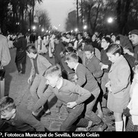 Cabalgata de Reyes Magos del Ateneo. Niños recogiendo caramelos a su paso. 1965 ©ICAS-SAHP, Fototeca Municipal de Sevilla, fondo Gelán