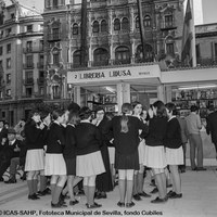 11.Excursión escolar a la Feria del Libro. 1970. ©ICAS-SAHP, Fototeca Municipal de Sevilla, fondo Cubiles
