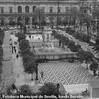 01.La Plaza Nueva preparada para inauguración de la Feria del Libro. 1971 ©ICAS-SAHP, Fototeca Municipal de Sevilla, fondo Serafí.jpg