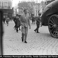 Visita privada del príncipe, Jorge de Inglaterra a Sevilla. El futuro monarca, que subiría al trono tras la renuncia de su hermano, el rey Eduardo paseando por la Campana el 4 de marzo de 1928. ©ICAS-SAHP, Fototeca Municipal de Sevilla, fondo Sánchez del Pando