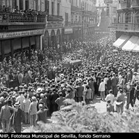 Comitiva fúnebre con el féretro de Aníbal González a su paso por la Campana camino del cementerio de San Fernando. Los sevillanos abarrotaron las calles para despedir al arquitecto, alma de la Exposición Iberoamericana el 6 de junio de 1929, un mes después de la inauguración de la misma. ©ICAS-SAHP, Fototeca Municipal de Sevilla, fondo Serrano