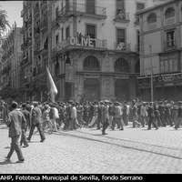 Manifestación de trabajadores en protesta por el intento de golpe de estado del general Sanjurjo. Los asistentes marchan por la Campana en dirección a la calle Martín Villa. Resultó ser un fallido intento contra el gobierno de la Segunda República ocurrido en la madrugada del 10 de agosto de 1932. ©ICAS-SAHP, Fototeca Municipal de Sevilla, fondo Serrano