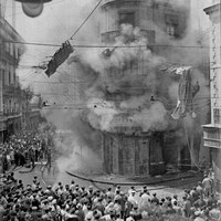 Aparatoso incendio en la sede del Nuevo Casino en la confluencia de las calles O´Donnell, San Eloy y Campana. La sociedad Nuevo Casino era un centro sociocultural de carácter político cuyos integrantes pertenecían a la aristocracia y a la clase alta sevillana. El fuego, provocado en respuesta a los sucesos que siguieron al fallido levantamiento del general Sanjurjo en agosto de 1932, destruyó el interior del edificio e hizo que esta sociedad abandonara el inmueble para trasladarse a la antigua calle Génova. ©ICAS-SAHP, Fototeca Municipal de Sevilla, fondo Sánchez del Pando