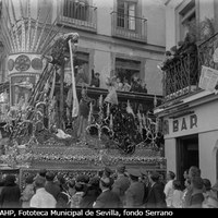 Paso de misterio del Cristo de las Cinco Llagas de la Hermandad de la Trinidad en la Campana esquina a calle Sierpes. Entre el público y en los balcones, se saluda al paso brazo en alto. Son los años de la guerra civil española. 27 de marzo de 1937 ©ICAS-SAHP, Fototeca Municipal de Sevilla, fondo Serrano