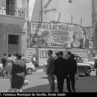 Una gran cartela publicitaria anuncia los estrenos en los cines Coliseo, San Vicente y Alcázar. El cartel servía de parapeto a la obra del inmueble nº 3 de la calle O´Donnell. 1961 ©ICAS-SAHP, Fototeca Municipal de Sevilla, fondo Gelán