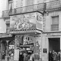 Colas a la entrada del Teatro-Cine Palacio Central un día lluvioso. La sala de proyecciones, anteriormente el café de variedades Kursaal Internacional, se encontraba en el edificio que acoge en la actualidad dos cadenas de marcas de ropa. El cine cerraría sus puertas en 1982. 1962. ©ICAS-SAHP, Fototeca Municipal de Sevilla, fondo Serafín