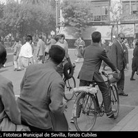 Un trasiego de viandantes que vienen y van en la entrada a la Campana un día de verano de 1962. ©ICAS-SAHP, Fototeca Municipal de Sevilla, fondo Cubiles