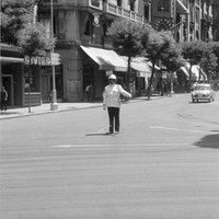 El tan nombrado “guardia de la Campana”, personaje popular al que se le atribuían no pocas maldades al ser el responsable de que el tránsito rodado y peatonal de este entorno fluyera de forma correcta. 1965 ©ICAS-SAHP, Fototeca Municipal de Sevilla, fondo Cubiles