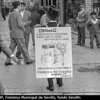 Un hombre-anuncio vestido con frac sirve de reclamo para la adquisición de chocolates Loyola y su promoción de cromos “Conozca ud. España” en la embocadura de la calle Sierpes. 1965 ©ICAS-SAHP, Fototeca Municipal de Sevilla, fondo Serafín