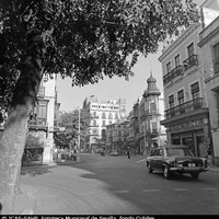 Vista de la Campana desde la plaza del Duque. Una estampa que con la desaparición del edificio de Aníbal González y de la Farmacia Central, pronto cambiaría su fisonomía para siempre. 1968-1970 ©ICAS-SAHP, Fototeca Municipal de Sevilla, fondo Cubiles