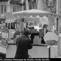 Puesto de venta de objetos de Navidad en la embocadura de la calle Sierpes. 1970-1975 ©ICAS-SAHP, Fototeca Municipal de Sevilla, fondo Serafín