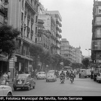 Tráfico intenso en la Campana. A la izquierda las cafeterías Riviera y Tropical, consideradas como los establecimientos hosteleros más modernos de su época. 1975-1979 ©ICAS-SAHP, Fototeca Municipal de Sevilla, fondo Serrano