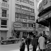 A finales de 1977 aún sobrevive el Bar Flor en la esquina de O´Donnell con San Eloy. El edificio contiguo al Banco Hispano Americano aparece ya terminado cuya fachada se ha convertido en un escaparate de carteles y luminosos. ©ICAS-SAHP, Fototeca Municipal de Sevilla, fondo Cubiles