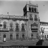 Fachada del palacio del Marqués de Palomares en la plaza del Duque, convertido desde 1879 en los Almacenes del Duque. Contiguo y a la derecha, el cuartel de infantería de San Hermenegildo. 1895. ©ICAS-SAHP, Fototeca Municipal de Sevilla, fondo Caparró