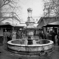 Mercado de la Encarnación. Fuente central y puestos para la venta. La fuente, la más antigua de la ciudad, fue inaugurada en 1720 con motivo se las mejoras en la entonces Plazuela de la Encarnación. 1924-1930 © ICAS-SAHP, Fototeca Municipal de Sevilla, fondo Serrano