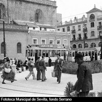 Con la puesta en marcha del proyecto de ensanche del eje Campana-Osario en 1948, se procedió al derribo el tercio meridional del mercado para abrir un espacio público con zonas ajardinadas alrededor de la primitiva fuente. 1950 ©ICAS-SAHP, Fototeca Municipal de Sevilla, fondo Serrano