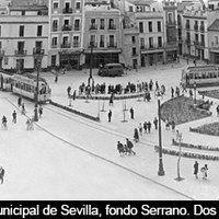 En la nueva plaza pública tenía su última parada el tranvía número 25 Nervión-Cruz del Campo-Plaza de la Encarnación. Se aprecia la embocadura de las calles Imagen y Bolsa que serían derribadas más adelante. 1950 ©ICAS-SAHP, Fototeca Municipal de Sevilla, fondo Serrano. Dos imágenes unidas digitalmente