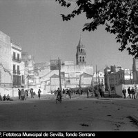 Calle Imagen tras el derribo de la manzana entre calles Imagen y Bolsa para el ensanche del eje este-oeste. Al fondo, la torre de San Pedro. 1956-1957 ©ICAS-SAHP, Fototeca Municipal de Sevilla, fondo Serrano