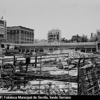 Demolición del mercado de abastos. Estado que presentaba el espacio de la plaza de abastos tras el derribo que se había iniciado en 1973. Julio de 1974 ©ICAS-SAHP, Fototeca Municipal de Sevilla, fondo Serrano