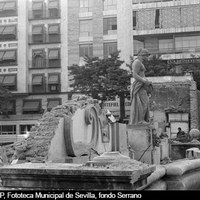 Fachada principal del mercado derribada. En pie ha quedado exenta la escultura de la diosa Ceres, obra de Juan Luis Vasallo. Tras su restauración la estatua preside una hornacina procedente del Palacio de los Levíes en la actual sede de la Academia de Bellas Artes en la Casa de los Pinelo. 1974 ©ICAS-SAHP, Fototeca Municipal de Sevilla, fondo Serrano