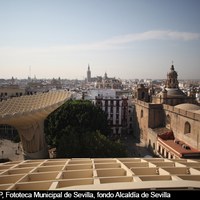 Tras largos años de abandono, en 2004 el Ayuntamiento de Sevilla convoca un concurso internacional de ideas para reordenar la Encarnación y que terminará con la precaria situación de los placeros. Entre las propuestas, el jurado eligió el proyecto Metropol Parasol, diseñado por el arquitecto alemán Jürgen Mayer. 2011 ©ICAS-SAHP, Fototeca Municipal de Sevilla, fondo Alcaldía de Sevilla