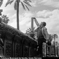Martes Santo en la calle San Fernando. 1977 ©ICAS-SAHP, Fototeca Municipal de Sevilla, fondo Serrano