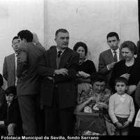 Tiempo de espera en la puerta de San Esteban. 1961 ©ICAS-SAHP, Fototeca Municipal de Sevilla, fondo Serrano