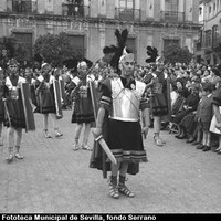 La Centuria Romana de la Hermandad del Santo Entierro rodea la Plaza Virgen de los Reyes. 1957 ©ICAS-SAHP, Fototeca Municipal de Sevilla, fondo Serrano