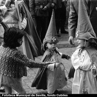 Nazareno, dame un caramelo. Hermandad de San Esteban. 1964 ©ICAS-SAHP, Fototeca Municipal de Sevilla, fondo Cubiles