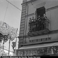 Una saeta a la Virgen de la Macarena al inicio de la calle Alcázares en la Plaza de la Encarnación. 1942 ©ICAS-SAHP, Fototeca Municipal de Sevilla, fondo Serrano